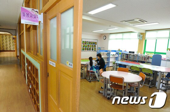 부산 수영구 배산초등학교 돌봄 교실에서 선생님이 학생을 돌보고 있다. 2015.6.15/뉴스1 © News1