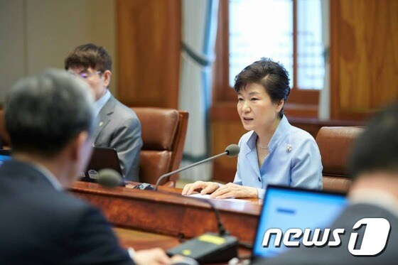 박근혜 대통령이 15일 오전 청와대 수석비서관회의를 주재하고 있다. (청와대) 2015.6.15/뉴스1 © News1 이광호 기자