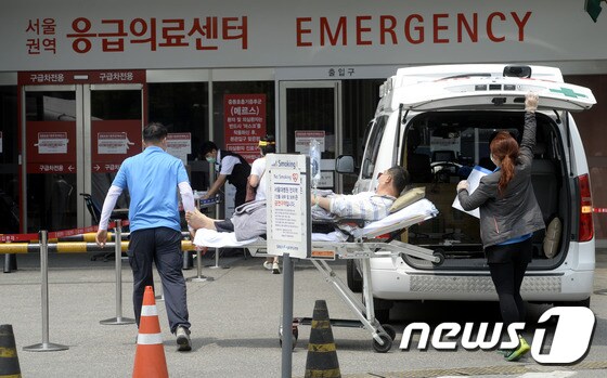 서울 종로구 서울대병원 응급실에 한 환자가 이송되고 있다. /뉴스1 DB © News1 안은나 기자