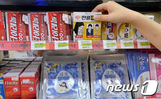 17일 서울 시내 한 편의점에서 한 시민이 상비약을 구매하고 있다. © News1 박세연 기자