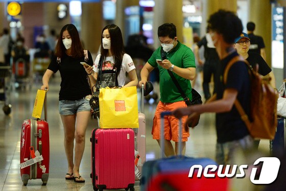 마스크를 쓴 채 인천국제공항을 오가고 있는 여행객들./뉴스1 © News1 민경석 기자