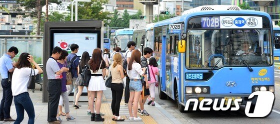 6월18일 오후 서울역에서 시민들이 대중교통을 이용하고 있다. © News1