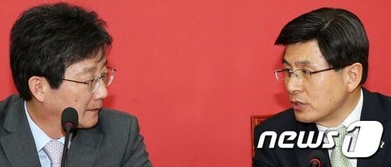 유승민 바른정당 의원(왼쪽)과  황교안 대통령권한대행 국무총리.  © News1 오대일 기자