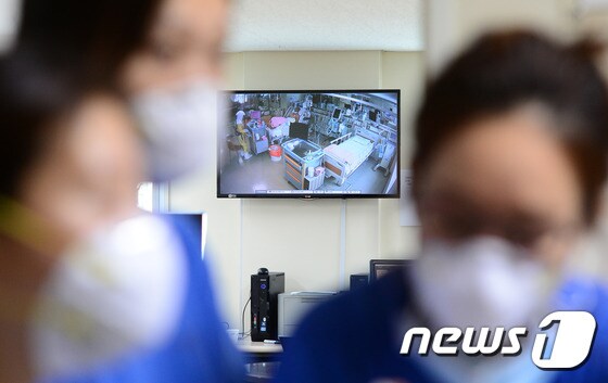서울 중구 국립중앙의료원 중환자실에 설치된 모니터에 음압치료시설 내부가 보이고 있다. /뉴스1 © News1 민경석 기자