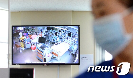 서울 중구 국립중앙의료원 중환자실에 설치된 모니터에 음압치료시설 내부가 보이고 있다. /뉴스1 © News1 민경석 기자