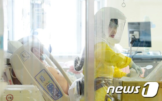 국립중앙의료원 음압 격리 병상에서 메르스 환자가 치료를 받고 있다./뉴스1 © News1 민경석 기자