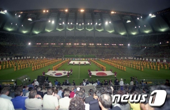 일본이 2002년 월드컵 유치에 대한 대가로 남미축구연맹에 돈을 건넸다는 주장이 제기됐다. 사진은 2002년 한일 월드컵 개막식 장면. (국가기록원 제공) © News1