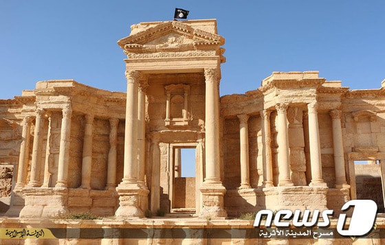 시리아 고대도시 팔미라의 유적 위로 이슬람국가(IS) 깃발이 흩날리고 있다. © AFP=뉴스1 2015.06.21/뉴스1 © News1