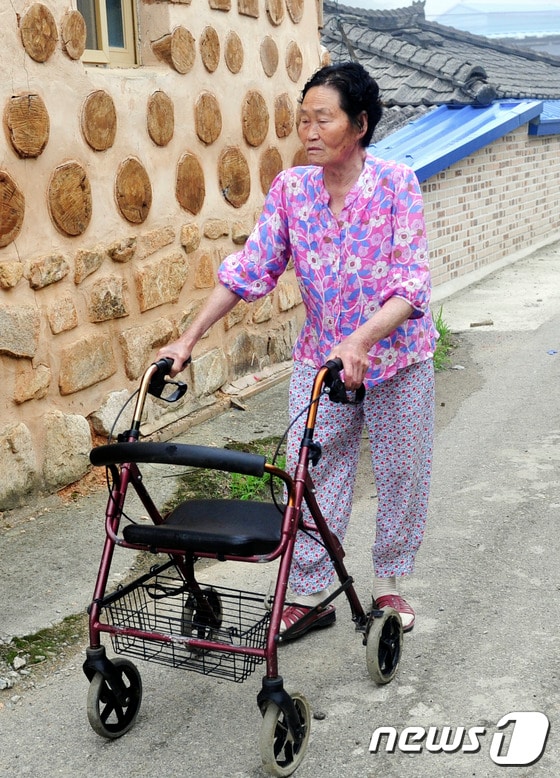 중동호흡기증후군(메르스) 확진환자가 발생해 마을출입이 통제됐던 전남 보성군 보성읍 주음마을에 대한 격리조치가 해제된 22일 오전 한 주민이 산책을 하고 있다 .  © News1 신채린 기자
