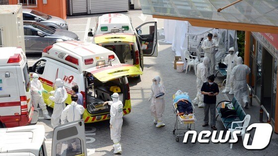 서울 강동구 상일동 경희대학교병원에서 119구급대가 메르스 의심환자를 응급실로 옮기고 있다. /뉴스1 © News1 정회성 기자