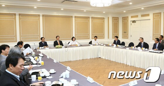 정의화 국회의장이 23일 국회에서 북한관련 지식교류 및 경제특구 활성화 조찬간담회에 참석하고 있다. © News1