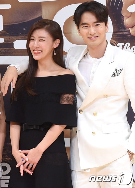 배우 하지원, 이진욱(오른쪽)이 23일 오후 서울 목동SBS에서 열린 새 주말드라마 