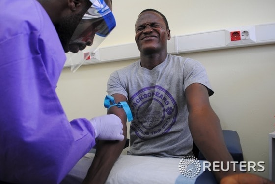 의료진이 에볼라 생존자로부터 채혈을 진행하고 있다. © 로이터=뉴스1