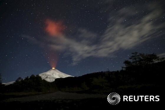 비야리카산 중앙 분화구에서 치솟은 꺼질 줄 모르는 불길로 붉게 물든 하늘. © 로이터=뉴스1