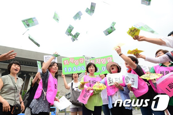 전국여성노동조합 조합원들이 25일 오전 서울 종로구 세종로 광화문광장에서 열린 