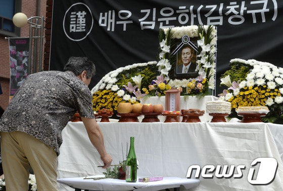 연극배우였던 김운하는 2015년 6월 20일 성북구의 한 고시원에서 사망한 지 5일이나 지난 뒤에 발견됐다. 그의 사망은 예술인 복지에 관한 사회적 관심을 이끄는 기폭제가 됐다. 2015.6.25/뉴스1 DB © News1 안은나 기자
