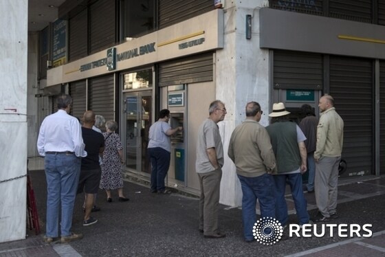 28일(현지시간) 그리스 아테네 소재 내셔널뱅크의 한 지점 외부에 있는 현금인출기(ATM)에 시민들이 줄을 지어 서 있다. 채권단이 구제금융 연장을 연장해달라는 그리스 정부의 요청을 거부하면서 그리스 내에서는 자본통제가 시작될 것이란 우려가 커지고 있다. © News1 