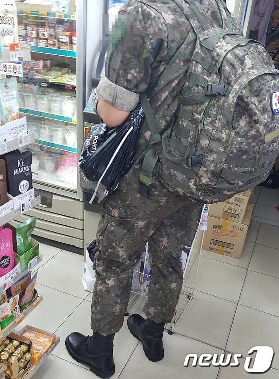 28일 춘천의 한 편의점에서 개조한 바지를 입은 군장병의 모습 2015.06.28/뉴스1 © News1 정진욱 기자