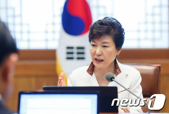 박근혜 대통령이 29일 오전 청와대에서 수석비서관 회의를 주재하고 있다. (청와대) 2015.6.29/뉴스1 © News1 이광호 기자