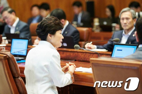 박근혜 대통령이 지난달 29일 오전 청와대 수석비서관 회의를 주재하고 있다. (청와대) 2015.6.29/뉴스1 © News1 이광호 기자