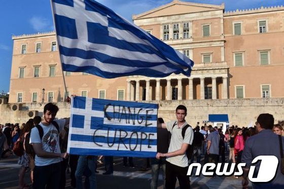 그리스 아테네에서 시민들이 반긴축 시위를 벌이고 있다. © AFP=News1 2015.06.30/뉴스1 © News1