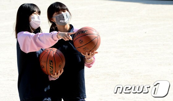 체육수업 중인 여고생들./뉴스1 © News1 박정호 기자