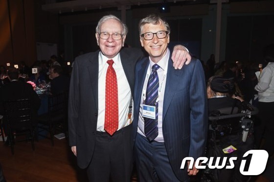 빌 게이츠 마이크로소프트 창업자(오른쪽)와 워런 버핏 버크셔 해서웨이 회장 © News1 DB
