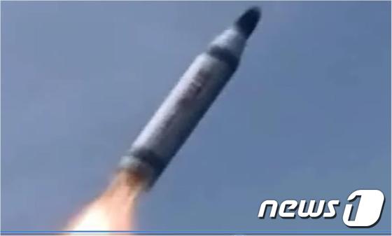 북한이 4일 조선중앙TV를 통해 공개한 잠수함발사탄도미사일(SLBM)의 영상.(조선중앙TV 캡쳐)© News1