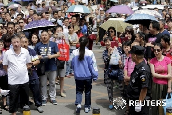 가오카오 첫날 베이징의 한 고사장에 학부모들이 운집해있다. ⓒ로이터=뉴스1