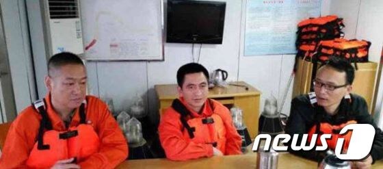 구명조끼를 입고있는 위정웨이(가운데). (사진출처=후베이일보)© 뉴스1