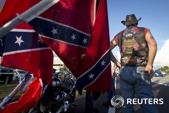 <span>한 남성이 미국 플로리다주 힐즈버리 카운티 브랜든에서 인종차별을 상징하는 남부연합기를 달고 '자부심 갖고 달린다(Ride for Pride)'라는 행사에 참여했다. ⓒ로이터=뉴스1</span>