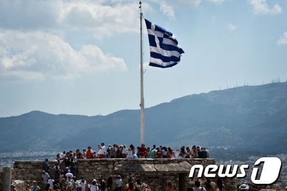 그리스 아테네를 내려다 보이는 언덕에 설치된 대형 그리스 국기 © AFP=뉴스1