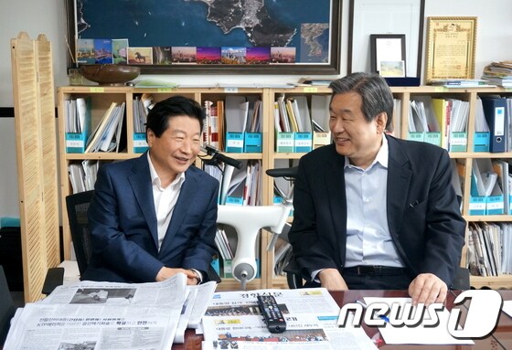 안상수 창원시장(왼쪽)이 지난 7일 새누리당 김무성 대표를 만나 새야구장 건설에 국비지원이 이루어지도록 협조를 요청했다. (창원시 제공)© News1