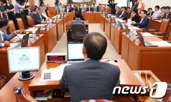 10일 오후 열린 국회 농림축산식품해양수산위원회 전체회의에서 여야 의원들이 추경안을 심사하고 있다. © News1 오대일 기자