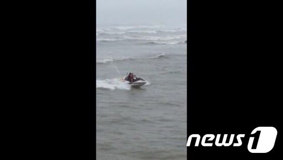 11일 오전 10시께 부산 다대포 해수욕장에서 서핑을 하던 김모(17)양이 풍랑에 휩쓸려 다대포해상구조대가 무사히 구조했다. (부산소방안전본부 제공) 2015. 7.12 © News1