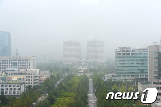 25일 대전·충남엔 새벽부터 오전 사이 가시거리 200m 미만의 안개가 끼는 곳이 있을 것으로 예보됐다. 대전 정부청사 인근에 짙은 안개가 끼어있다. /뉴스1 © News1 신성룡 기자