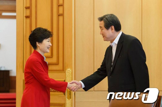 박근혜 대통령이 16일 청와대에서 새누리당 김무성 대표와 악수하고 있다. (청와대) 2015.7.16/뉴스1 © News1 이광호 기자