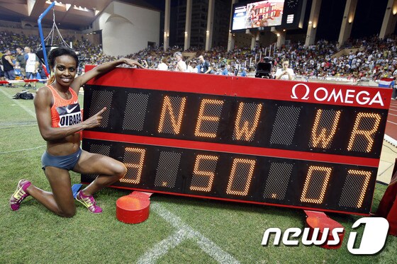 에티오피아의 겐제베 디바바가 여자 1500m에서 3분 50초 07으로 세계 신기록을 달성했다. © AFP=News1