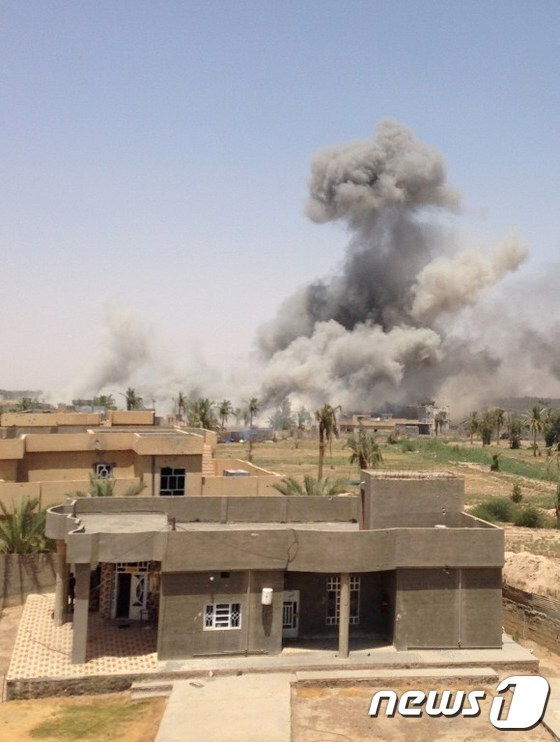 이라크 정부군과 친정부 시아파 민병대가 지난 16일(현지시간) 급진 수니파 무장세력 이슬람국가(IS)가 장악하고 있는 안바르주의 주도 라마디 동부를 공격했다.© AFP=뉴스1