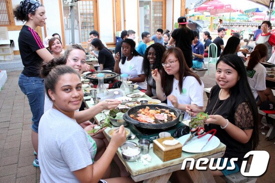 전북 전주 한옥마을에서 한식체험을 하는 외국인들/뉴스1 DB