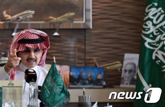 사우디아라비아의 왕자 알왈리드 빈 탈랄 알-사우디가 300억달러가 넘는 것으로 추정되는 자신이 전 재산을 수년내에 기부하겠다고 밝혔다. AFP=뉴스1