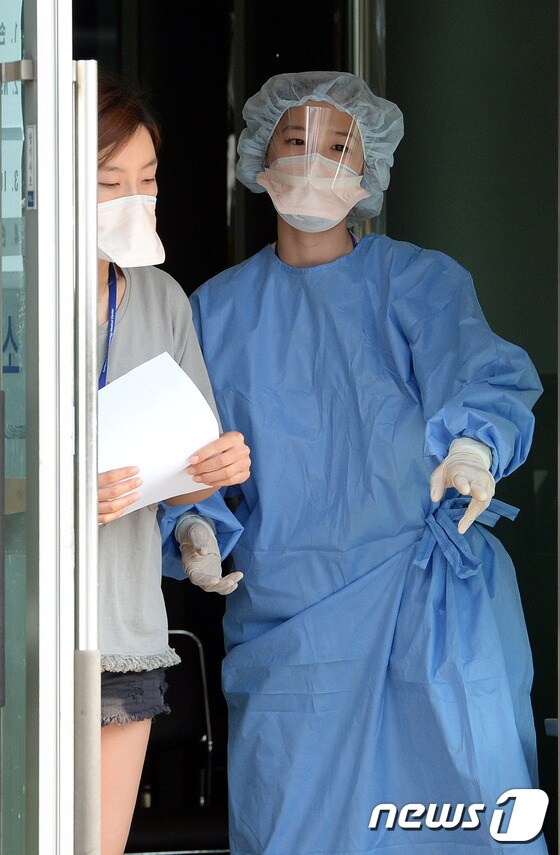   서울 강남구 삼성서울병원에서 한 간호사가 보호장구를 착용한 채 진료를 하고 있다. /뉴스1 © News1 