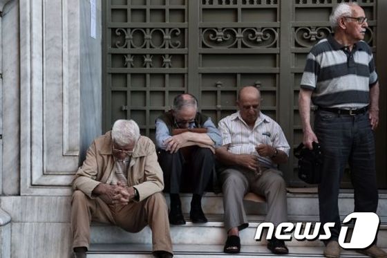 그리스 정부가 예금이 빠져나가는 것을 막기 위해 이번주 들어 자본 통제에 나서면서 그리스 시민들이 고통과 불편으로 가득한 하루하루를 살아가고 있다. © AFP=뉴스1