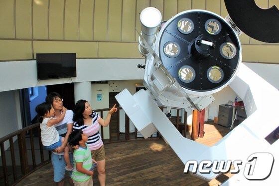 전북 남원항공우주천문대를 방문한 한 가족이 태양망원경을 살펴보고 있다/뉴스1 DB © News1 김춘상 기자