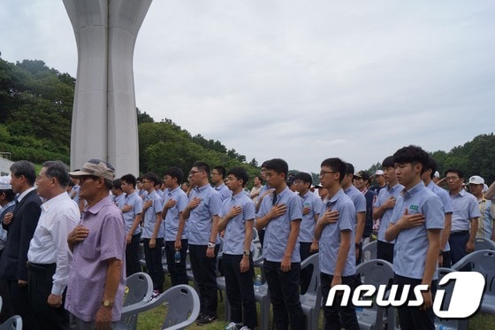 대전 동산고 2학년 학생들이제3회 대전지구전투 전승기념 행사에 참석해 참전유공자를 기리고 있다. © News1