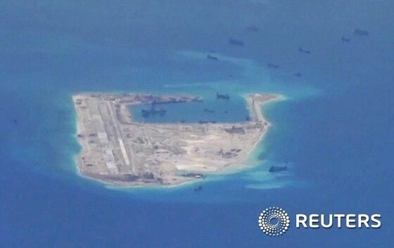 미 해군은 중국이 스프래틀리 군도의 피어리크로스 암초에 인공섬을 건설하는 모습을 공개했다. ⓒ로이터=뉴스1