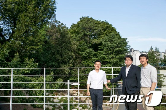 (왼쪽부터) 조재성 씨, 신창환 지도교수, 오상헌 씨. (서울시립대 제공) © News1 2015.07.22/뉴스1 © News1