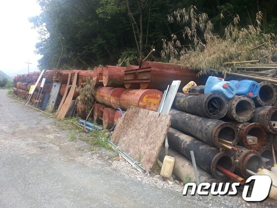 경남 밀양시 무안면 철재 시설물 불법 적치 장면(제보자 제공)© News1