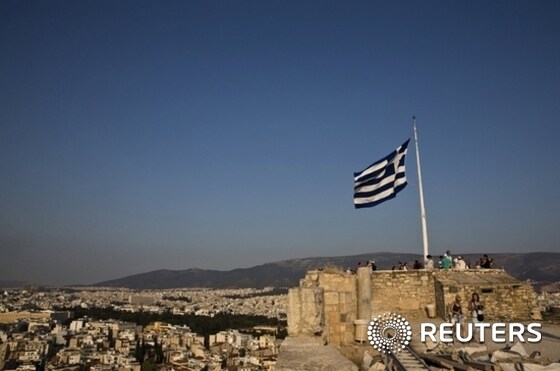 26일 그리스 국기가 아테네의 아크로폴리스 언덕 위 고대 유적 위에서 펄럭이고 있다.  <자료사진> © News1 우동명