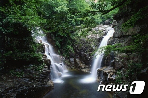 무릉계곡 쌍폭포(사진제공=동해시)/뉴스1 © News1